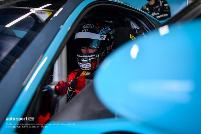 Yogibo Racingのフェラーリをドライブする横溝直輝