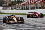 2022年F1バルセロナテスト3日目　ダニエル・リカルド（マクラーレン）＆カルロス・サインツ（フェラーリ）