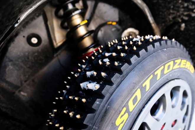 タイヤ1本あたり384本のタングステン鋼製の鋲が埋め込まれたピレリのスタッドタイヤ（ソットゼロ・アイスJB1）