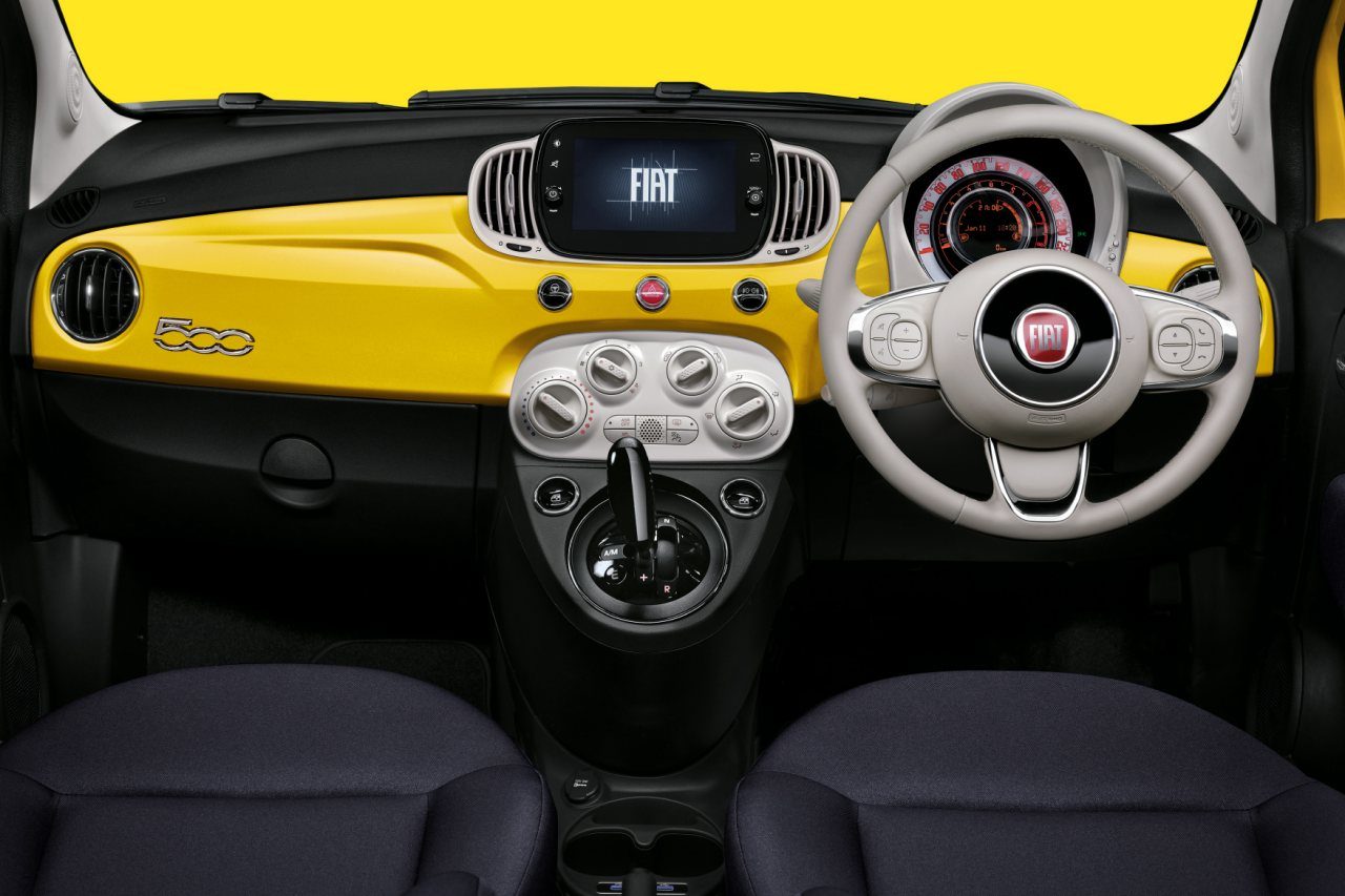 インテリアでも ボディ同色となるイエローのインストルメントパネルを特別装備 専用色 ハッピーイエロー を採用した日本限定車 フィアット500 ジアリッシマ が登場の画像 写真 3 Autosport Web