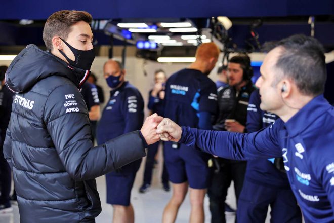 2022年F1バルセロナテスト　ウイリアムズのピットを訪れるジョージ・ラッセル（メルセデス）