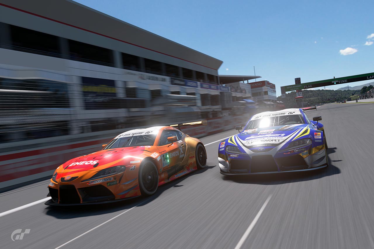 競り合う山下健太（ENEOS X PRIME GR Supra）と阪口晴南（WedsSport ADVAN GR Supra）