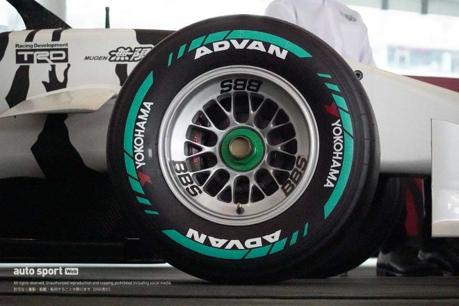 開発用のタイヤのカラーリングイメージが施されたドライタイヤ