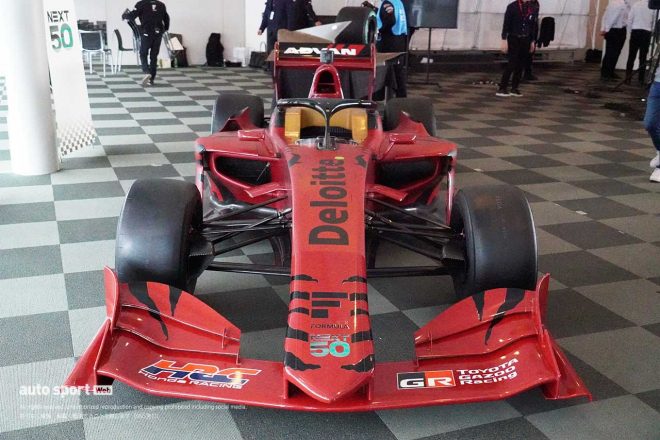 トヨタエンジンを搭載したレッドのテストカー