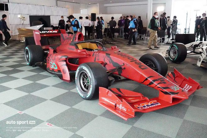 トヨタエンジンを搭載したレッドのテストカー