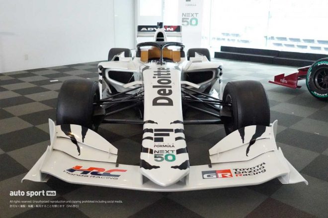 ホンダエンジンを搭載したホワイトのテストカー