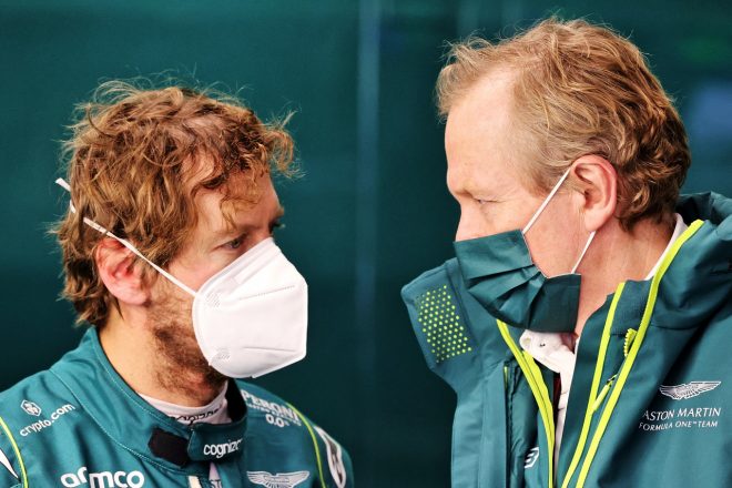 2022年F1バルセロナテスト　セバスチャン・ベッテル（アストンマーティン）とアンドリュー・グリーン（チーフテクニカルオフィサー）