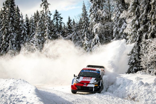 スノーラリーでは雪の壁をうまく利用すればタイムを縮めることができる一方、アクシデントのリスクも孕む