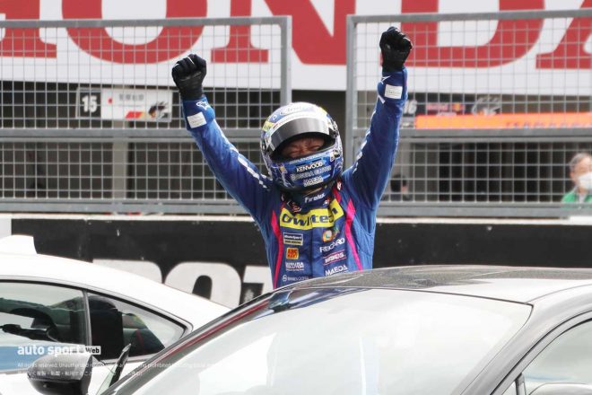 本山哲、道上龍とのバトルを制した脇阪寿一は拳を高く突き挙げる