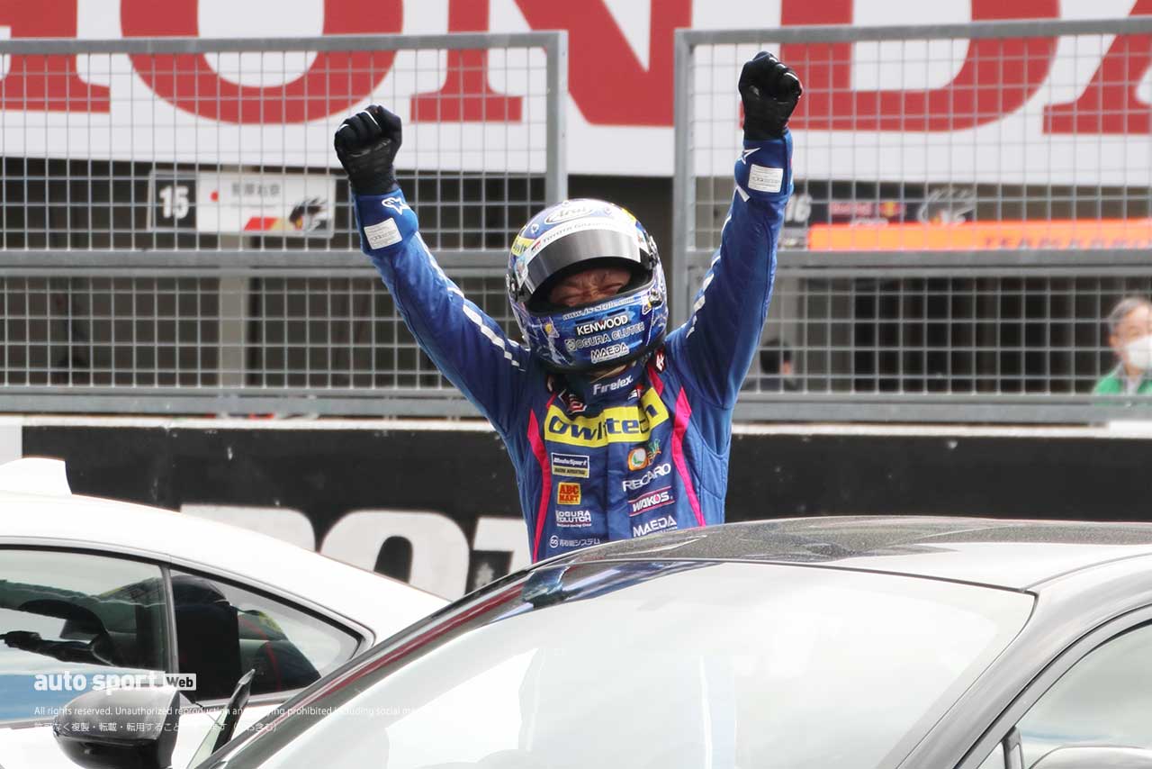 本山哲、道上龍とのバトルを制した脇阪寿一は拳を高く突き挙げる