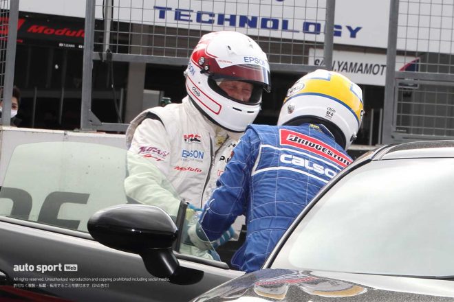 チェッカー後、お互いを讃える“永遠のライバル”星野一義と中嶋悟