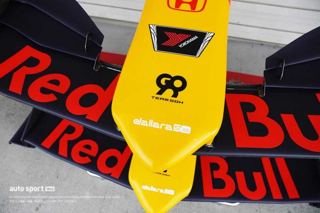 レッドブルカラーに彩られた佐藤蓮（TEAM GOH）の53号車のフロントノーズ