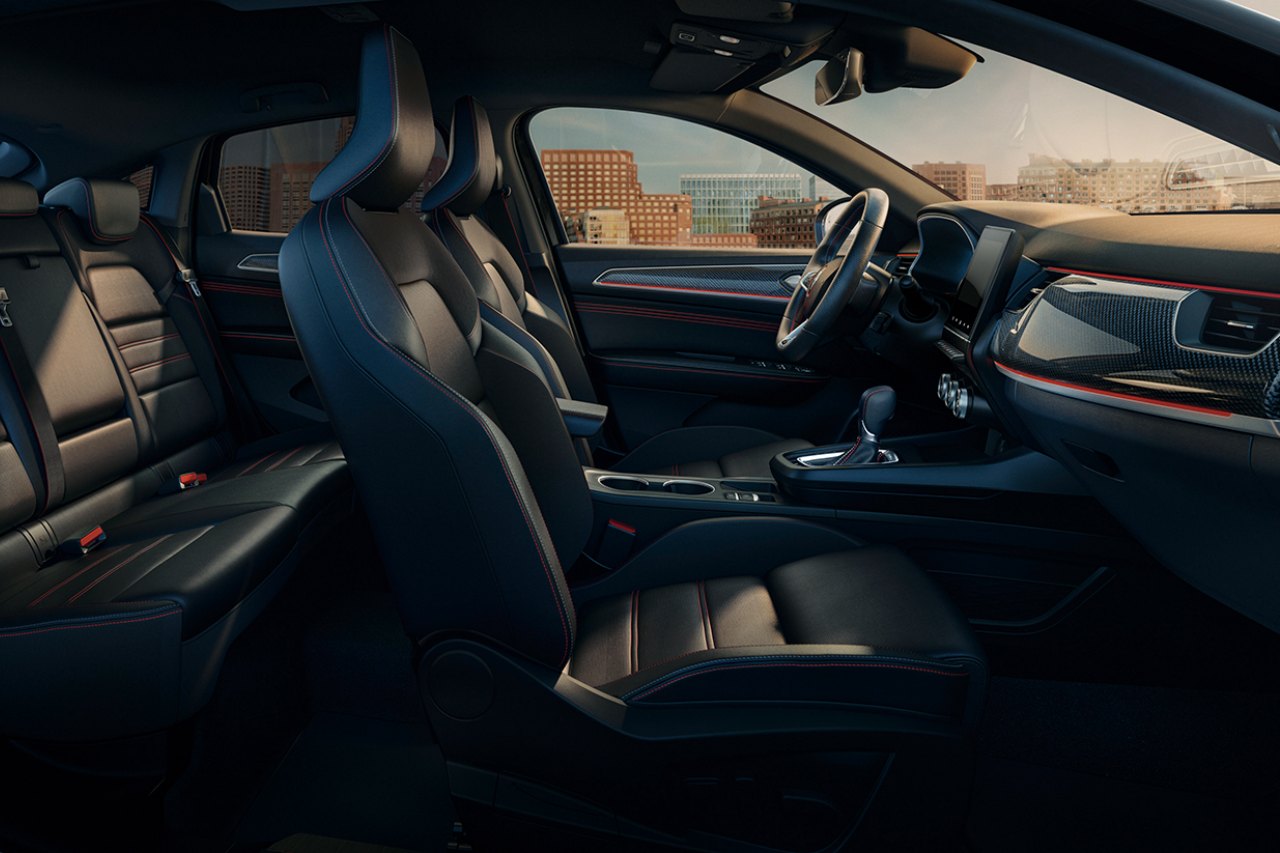 E-モーター（36kW／205Nm）とHSG（ハイボルテージ・スターター&ジェネレーター、15kW／50Nm）という2基の電動モーターに加え、1.6リッターの直列4気筒自然吸気エンジン（94PS／148Nm）に電子制御ドグクラッチ・マルチモードATをドッキング