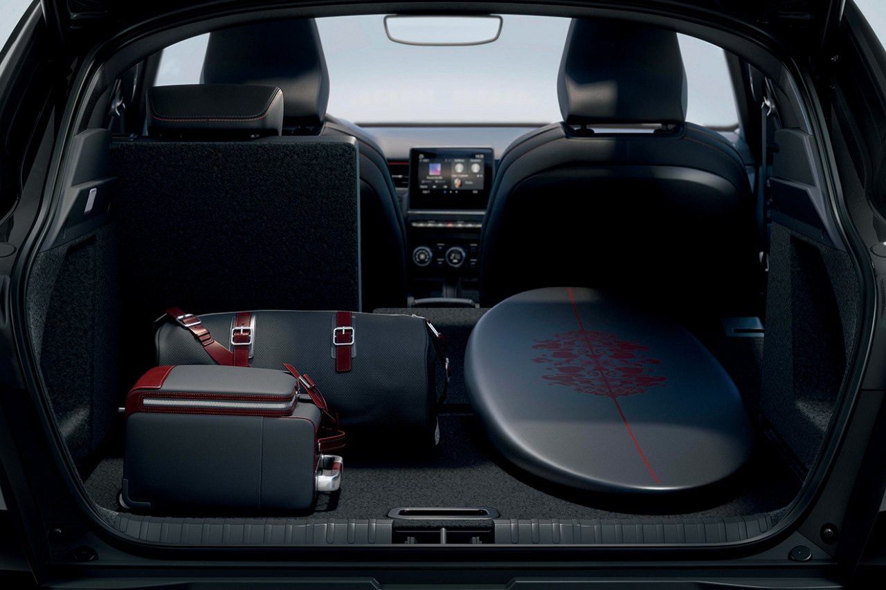 上下分割のダブルフロアを採用したラゲッジは480Lを誇り、後席周辺には多彩な収納も備える