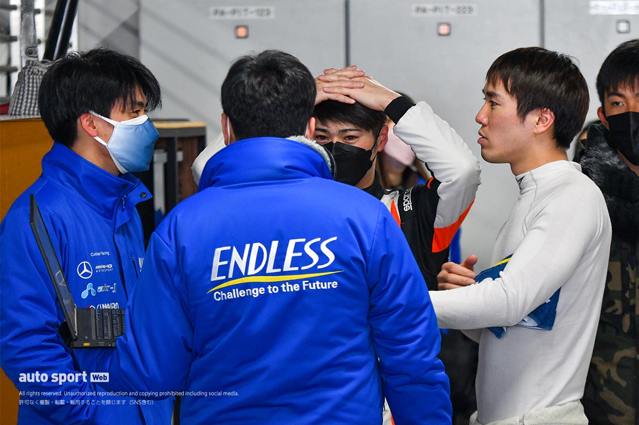 ENDLESS AMG GT4をドライブする小河諒／菅波冬悟／川端伸太朗