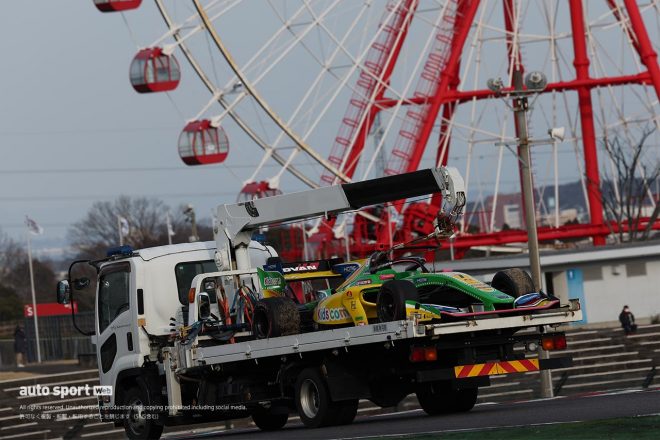 ストップした小林可夢偉（KCMG）の車両