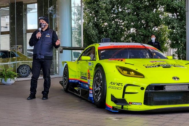 apr GR86 GTを前に車両を説明する金曽代表