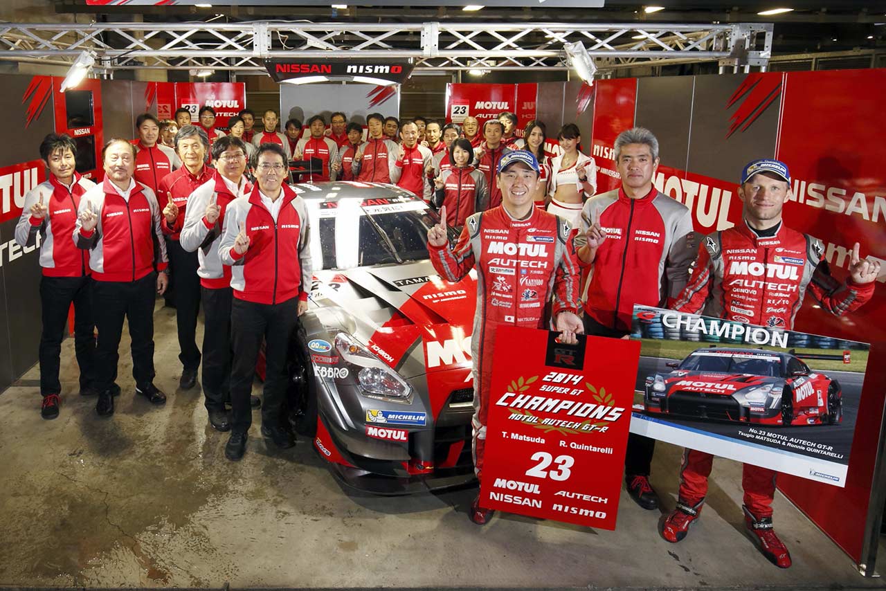 2014年スーパーGT第8戦もてぎ　タイトルを獲得し記念撮影に臨むMOTUL AUTECH GT-R陣営
