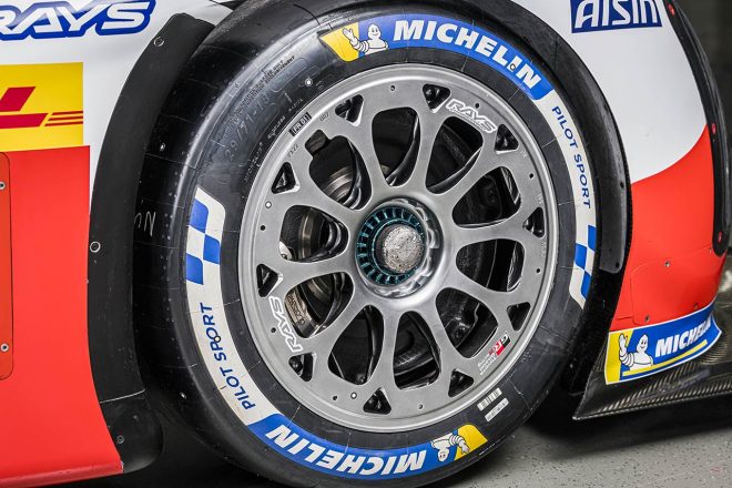 サイズが変更されたフロントホイール＆タイヤ。ホールはレイズ製