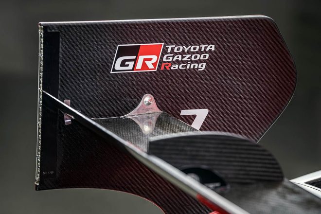 形状が変更されたリヤウイングのエンドプレート