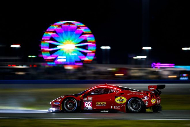 夜のデイトナ・インターナショナル・スピードウェイを走行する、リシ・コンペティツィオーネの62号車フェラーリ488 GT3 Evo