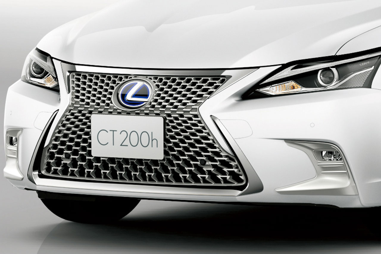 レクサスCT特別仕様車専用シルバー塗装が施されたスピンドルグリルとフロントフォグランプベゼル