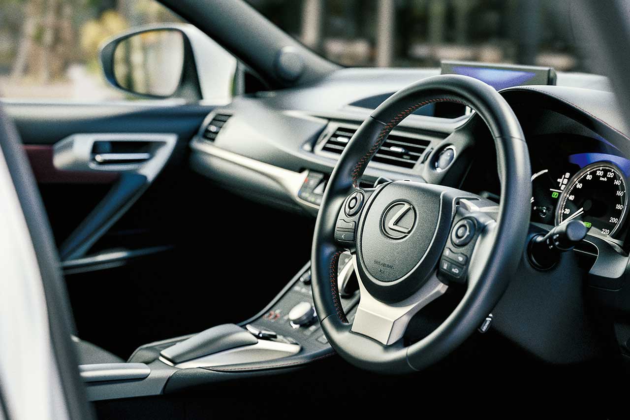 レクサスCT特別仕様車“チェリッシュド・ツーリング”専用クリムゾン＆ブラックのインテリア