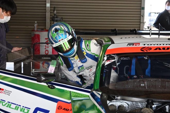 岡山でシェイクダウンされたシェイドレーシングGR86 GTに乗り込む平中克幸