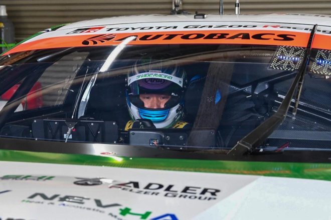 岡山でシェイクダウンされたシェイドレーシングGR86 GTに乗り込む平中克幸