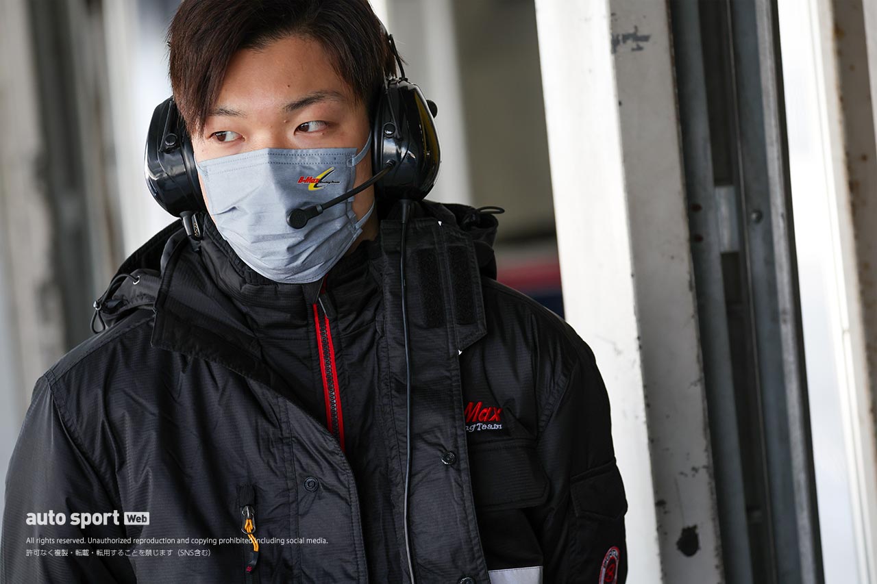 スーパーフォーミュラ・ライツ鈴鹿合同テストでコーチングを行っている名取鉄平