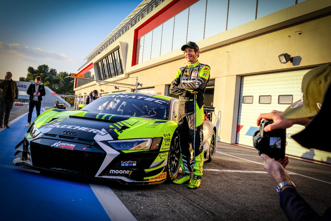 ピットロードで自身がドライブするマシンのカラーリングを発表したバレンティーノ・ロッシ