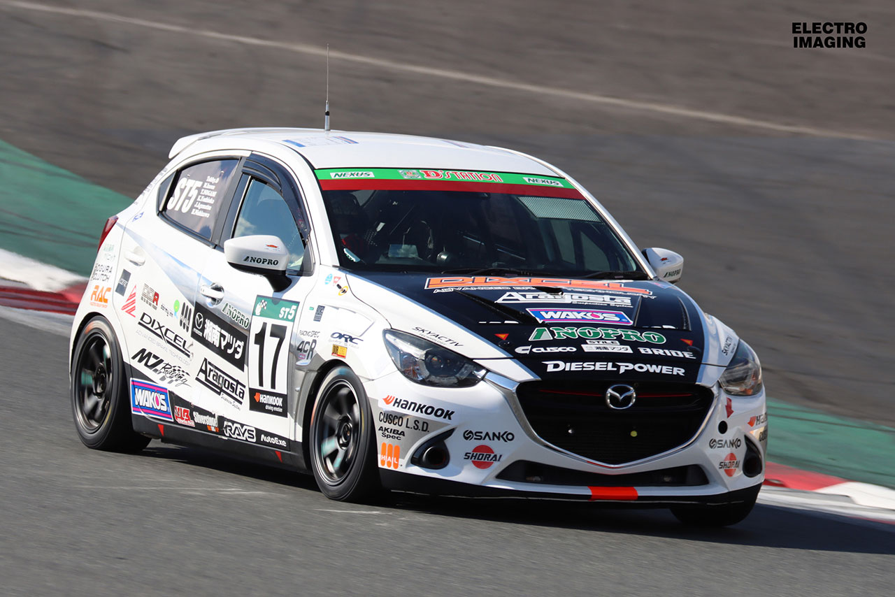 ST-5クラスに参戦の17号車DXLアラゴスタNOPROデミオ