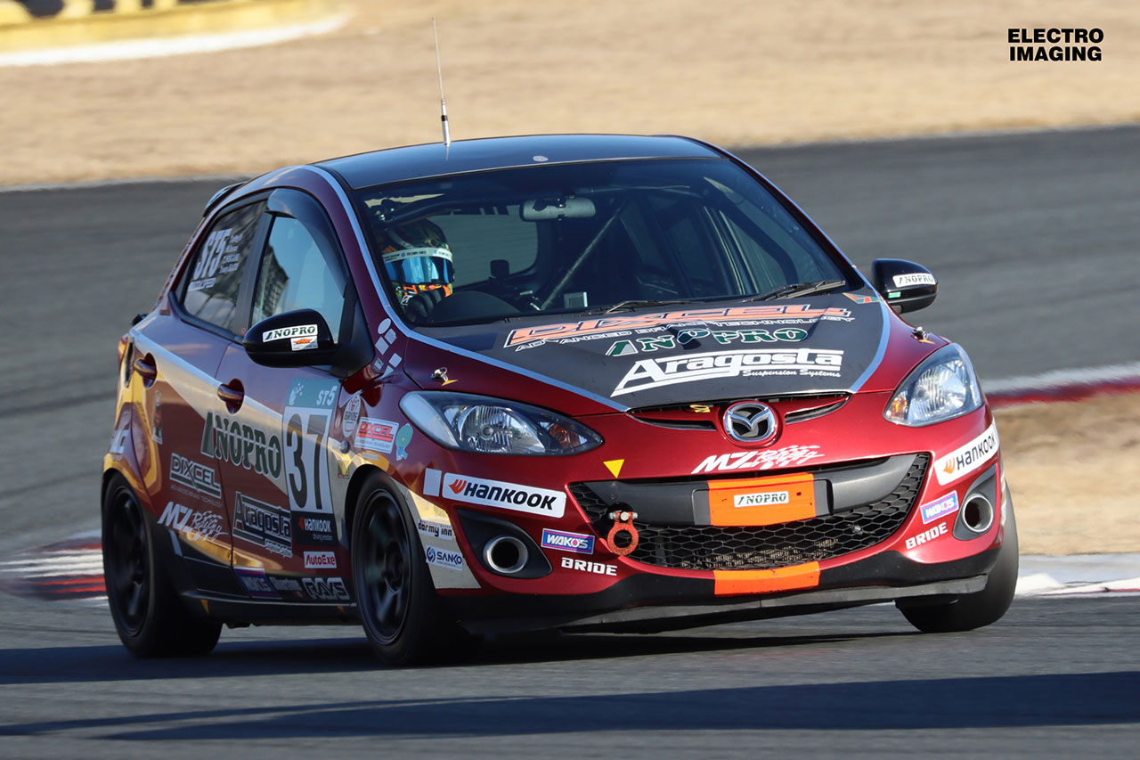 ST-5クラス参戦の37号車DXLワコーズNOPROデミオ