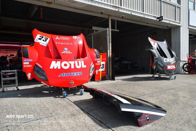 MOTUL AUTECH Zのボンネット