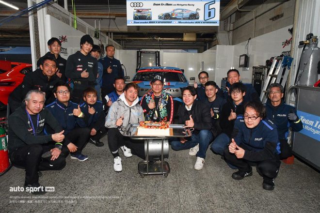 Team LeMans Audi R8 LMSのピットでは、本山哲の51歳の誕生日が祝われた。