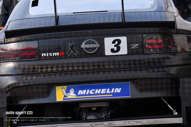 ニッサン/ニスモ陣営では、昨年亡くなったNISMO鈴木豊監督への弔意を示し黒いリボンが車両、関係者の腕につけられている。