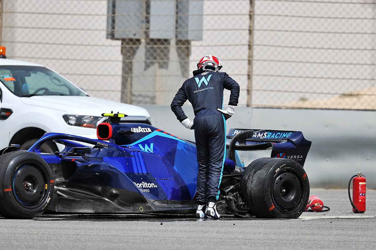 2022年F1バーレーンテスト2日目　鎮火したマシンを見るニコラス・ラティフィ（ウイリアムズ）