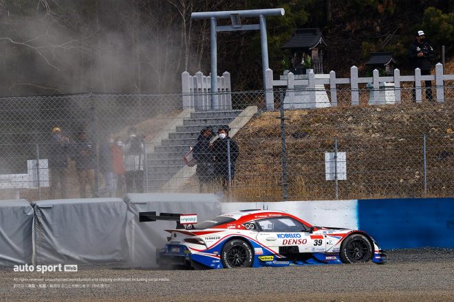 コースアウトしたDENSO KOBELCO SARD GR Supra