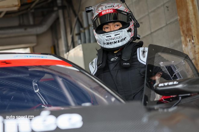 BUSOU raffinee GT-Rをドライブする柳田真孝