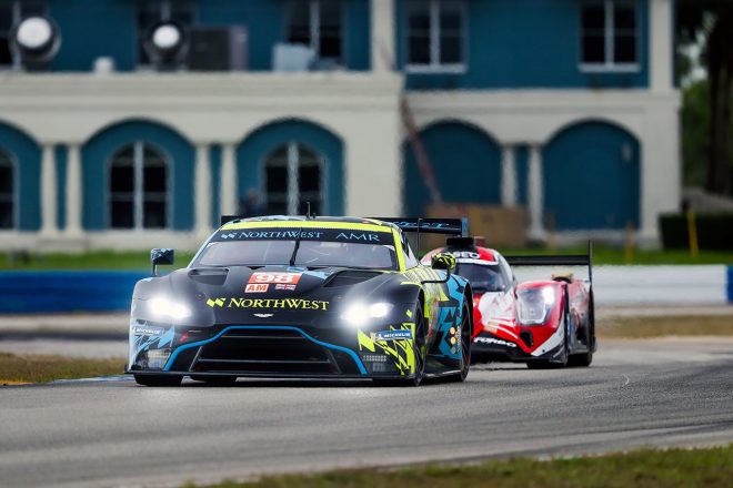 4人のドライバーでプロローグテストに臨むノースウエストAMR98号車アストンマーティン・バンテージAMR