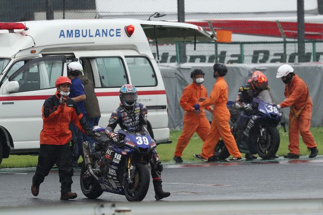 マシンを押す岡本裕生選手（左）と前田恵介選手（右）。転倒はいつも心配ですが、ふたりとも無事で一安心