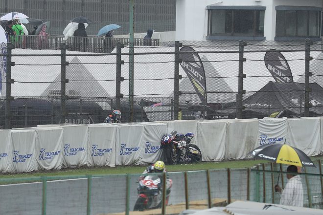 マシンを停めてコースサイドからレースを見守る岡本裕生選手。こういうとき、選手は何を思うのでしょうか？