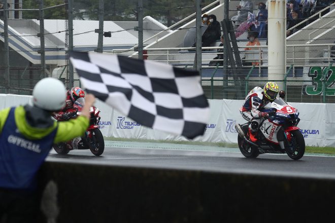ST1000レース1でチェッカーを受ける榎戸育寛選手。この写真が撮れるのも筑波サーキットの特徴