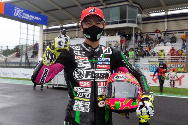 レース1で2位を獲得した家根谷大晟選手。表彰後の撮影にも快諾