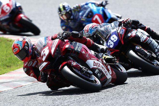 ST1000レース2 レース序盤の先頭集団。トップを走る作本輝介選手（左）