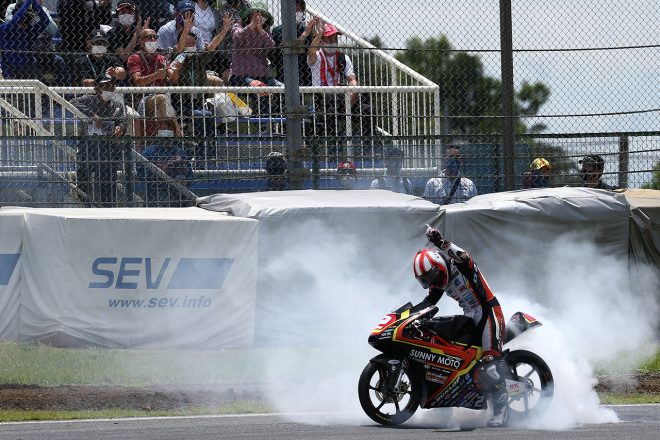 J-GP3では2021年でフル参戦最後となる小室旭選手（Sunny moto Planning）が2連勝し、バーンナウトを派手に決めた
