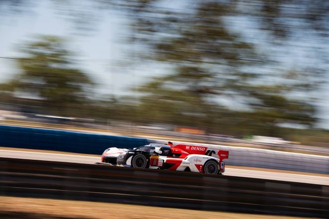 セブリング・インターナショナル・レースウェイを走るトヨタGR010ハイブリッド