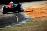 荒れた路面のセブリングを走るトヨタGR010ハイブリッド