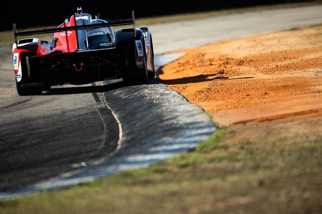 荒れた路面のセブリングを走るトヨタGR010ハイブリッド