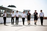 セブリングのコース下見を行う平川亮とブレンドン・ハートレー。中嶋一貴TGR-E副会長の姿も